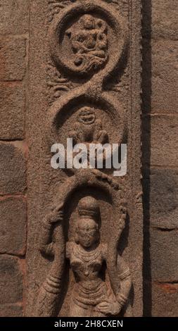 La tour royale date probablement de la période de Vijayanagara.Sa sculpture murale d'un pilier latéral.C'est une sculpture entièrement sculptée en pierre. Banque D'Images