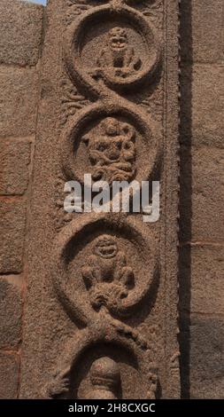 La tour royale date probablement de la période de Vijayanagara.Sa sculpture murale d'un pilier latéral.C'est une sculpture entièrement sculptée en pierre. Banque D'Images