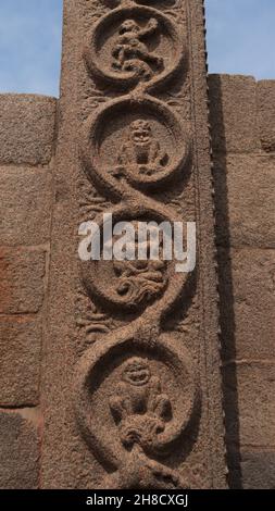 La tour royale date probablement de la période de Vijayanagara.Sa sculpture murale d'un pilier latéral.C'est une sculpture entièrement sculptée en pierre. Banque D'Images