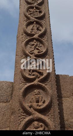 La tour royale date probablement de la période de Vijayanagara.Sa sculpture murale d'un pilier latéral.C'est une sculpture entièrement sculptée en pierre. Banque D'Images