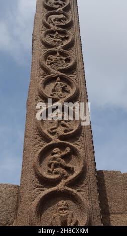 La tour royale date probablement de la période de Vijayanagara.Sa sculpture murale d'un pilier latéral.C'est une sculpture entièrement sculptée en pierre. Banque D'Images