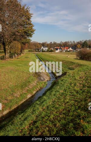 11/10/2021, Datteln, Rhénanie-du-Nord-Westphalie, Allemagne - l'Westerbach est maintenant exempt d'eaux usées après la construction d'un égout parallèle, appartient à l' Banque D'Images