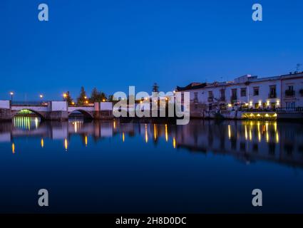 Ponte Romana (pont romain) au-dessus de la rivière Gilao, Tavira, Portugal.Prise de la Rua Borda d'Agua da Asseca en direction de l'est. Banque D'Images