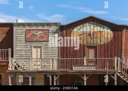 Alméria Espagne - 09 15 2021: Vue détaillée des magasins typiques et traditionnels de l'Ouest sur Oasys - Mini Hollywood, un parc à thème espagnol de style occidental Banque D'Images