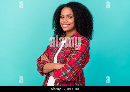 Profil photo de côté de jeune femme africaine attrayante a croisé mains Manager marketeter isolé sur le fond de couleur sarcelle Banque D'Images