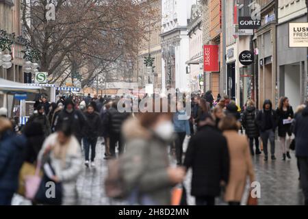 29 novembre 2021, Bavière, Munich: Les gens traversent Kaufingerstraße, une rue commerçante du centre de Munich.Photo: Felix Hörhager/dpa Banque D'Images