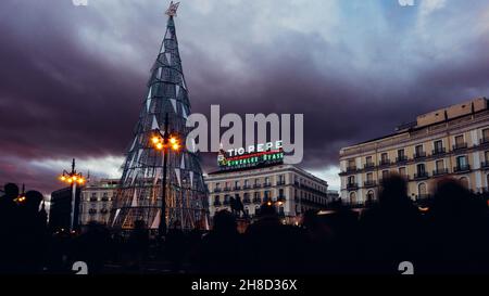 Piétons à la Puerta del sol à Madrid, Espagne à l'heure de Noël Banque D'Images