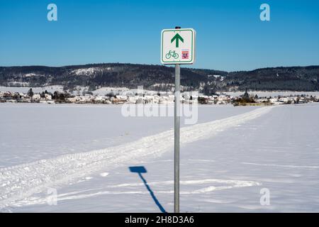 Piste cyclable R1 en hiver, près de Gewissenruh, Wesertal, Weser Uplands, Weserbergland,Hesse, Allemagne Banque D'Images