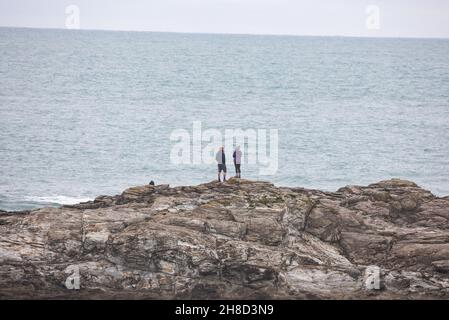 Mutton Cove, Godrevy, Cornwall, 29 novembre 2021, les gens étaient dehors à pied à Godrevy, Cornwall, bien qu'étant une journée terne et couvert.Mutton Cove est un endroit populaire avec des touristes et des habitants pour voir la colonie de phoques gris qui s'étend sur la plage et parmi les rochers.Credit: Keith Larby/Alay Live News Banque D'Images