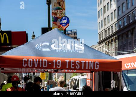 Des personnes en ligne attendent d'être testées pour Covid-19 dans un centre de test mobile Banque D'Images