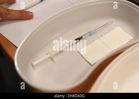 Munich, Allemagne.29 novembre 2021.Une seringue est prête à être utilisée lors d'une campagne de vaccination du centre de vaccination de la bibliothèque municipale de Maxvorstadt.Credit: Felix Hörhager/dpa/Alay Live News Banque D'Images