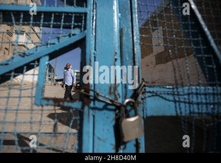 Un travailleur palestinien vu à l'intérieur du siège fermé de l'Office de secours et de travaux des Nations Unies (UNRWA) dans le sud de la bande de Gaza.des membres de l'Union des employés arabes de l'Office de secours et de travaux des Nations Unies pour les réfugiés de Palestine (UNRWA) ont fait grève générale dans des institutions affiliées aux Nations Unies à travers la bande de GazaBande.Au cours des dernières semaines, le syndicat a protesté contre ce qui a été décrit comme les tentatives de l'UNRWA de « s'échapper » des accords de l'Office et de ses promesses d'améliorer les conditions de vie et financières de ses employés palestiniens. Banque D'Images