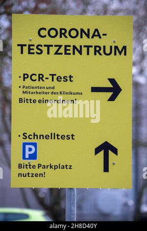 29 novembre 2021, Mecklembourg-Poméranie occidentale, Stralsund: Un panneau avec les mots 'Corona Test Center' indique un centre de test de frottis à l'hôpital Stralsund.Les tests PCR sont effectués au centre de test de la clinique Helios dans la pandémie de Corona.Photo: Stefan Sauer/dpa Banque D'Images