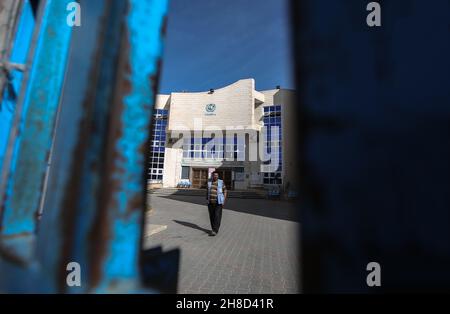 Un travailleur palestinien vu à l'intérieur du siège fermé de l'Office de secours et de travaux des Nations Unies (UNRWA) dans le sud de la bande de Gaza.des membres de l'Union des employés arabes de l'Office de secours et de travaux des Nations Unies pour les réfugiés de Palestine (UNRWA) ont fait grève générale dans des institutions affiliées aux Nations Unies à travers la bande de GazaBande.Au cours des dernières semaines, le syndicat a protesté contre ce qui a été décrit comme les tentatives de l'UNRWA de « s'échapper » des accords de l'Office et de ses promesses d'améliorer les conditions de vie et financières de ses employés palestiniens. Banque D'Images