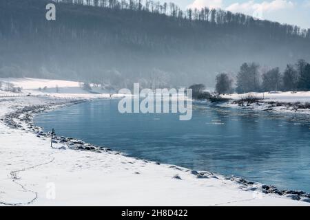 Rivière Weser près de Gewissenruh, Wesertal, Weser Uplands, Weserbergland, Hesse,Allemagne Banque D'Images