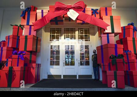 Washington, États-Unis.29 novembre 2021.Le décor de Noël est vu à l'entrée de l'aile est de la Maison Blanche pendant la période de vacances de la Maison Blanche 2021 aperçu intitulé saison de vacances de la Maison Blanche: Cadeaux du coeur à la Maison Blanche à Washington, DC, le lundi 30 novembre 2021.Cette année, les éléments de décoration incluent des colombes irisées et des étoiles de tir représentant la paix et la lumière apportées par les travailleurs de première ligne et les premiers intervenants pendant la pandémie.Crédit photo Leigh Vogel/UPI: UPI/Alay Live News Banque D'Images