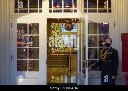 Washington, États-Unis.29 novembre 2021.Une aide sociale militaire de la Maison-Blanche Marine tient la porte de l'entrée de l'aile est de la Maison-Blanche lors de la période de vacances de la Maison-Blanche 2021 aperçu du décor intitulé la saison des fêtes de la Maison-Blanche: Cadeaux du coeur à la Maison-Blanche à Washington, DC, le lundi 30 novembre 2021.Cette année, les éléments de décoration incluent des colombes irisées et des étoiles de tir représentant la paix et la lumière apportées par les travailleurs de première ligne et les premiers intervenants pendant la pandémie.Crédit photo Leigh Vogel/UPI: UPI/Alay Live News Banque D'Images