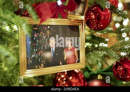 Washington, États-Unis.29 novembre 2021.Une photo de l'ancien président John F. Kennedy et de l'ancienne première dame Jacqueline Kennedy est vue sur un arbre de Noël dans la salle à manger de l'État pendant la période des fêtes de la Maison-Blanche 2021 avant-première décoration intitulée saison des fêtes de la Maison-Blanche :Cadeaux du coeur à la Maison Blanche à Washington, DC, le lundi 30 novembre 2021.Les éléments de décoration comprennent des colombes irisées et des étoiles de tir représentant la paix et la lumière apportées par les travailleurs de première ligne et les premiers intervenants pendant la pandémie.Crédit photo Leigh Vogel/UPI: UPI/Alay Live News Banque D'Images