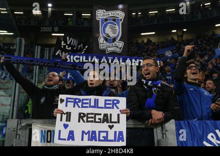 Turin, Italie, le 27 novembre 2021.Les fans d'Atalanta applaudissent leur équipe lors du match de la série A à l'Allianz Stadium, à Turin.Le crédit photo devrait se lire: Jonathan Moscrop / Sportimage Banque D'Images