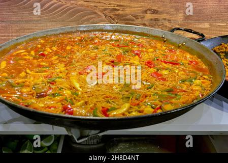 Fideuà, repas méditerranéen traditionnel espagnol Banque D'Images