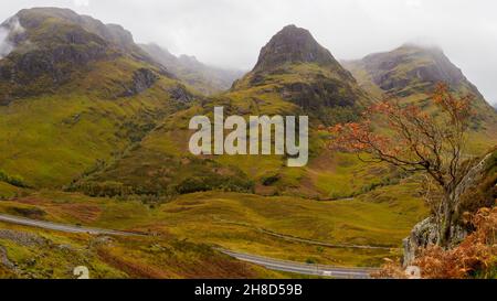 Les trois Sœurs donnent sur la route par le col de Glencoe, en Écosse Banque D'Images