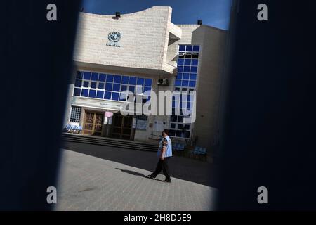 Un travailleur palestinien vu à l'intérieur du siège fermé de l'Office de secours et de travaux des Nations Unies (UNRWA) dans le sud de la bande de Gaza.des membres de l'Union des employés arabes de l'Office de secours et de travaux des Nations Unies pour les réfugiés de Palestine (UNRWA) ont fait grève générale dans des institutions affiliées aux Nations Unies à travers la bande de GazaBande.Au cours des dernières semaines, le syndicat a protesté contre ce qui a été décrit comme les tentatives de l'UNRWA de « s'échapper » des accords de l'Office et de ses promesses d'améliorer les conditions de vie et financières de ses employés palestiniens.(Photo de Yousef Masoud/SOPA Images/Sipa USA) Banque D'Images