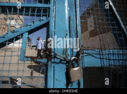 Un travailleur palestinien vu à l'intérieur du siège fermé de l'Office de secours et de travaux des Nations Unies (UNRWA) dans le sud de la bande de Gaza.des membres de l'Union des employés arabes de l'Office de secours et de travaux des Nations Unies pour les réfugiés de Palestine (UNRWA) ont fait grève générale dans des institutions affiliées aux Nations Unies à travers la bande de GazaBande.Au cours des dernières semaines, le syndicat a protesté contre ce qui a été décrit comme les tentatives de l'UNRWA de « s'échapper » des accords de l'Office et de ses promesses d'améliorer les conditions de vie et financières de ses employés palestiniens.(Photo de Yousef Masoud / SOPA Images/Sipa USA) Banque D'Images