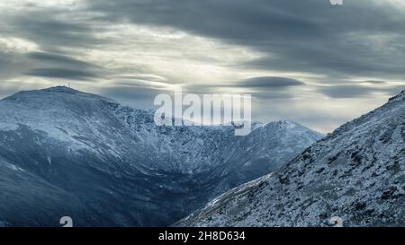 Nuages lenticulaires au-dessus du mont Washington, New Hampshire.Photographié du Mont Madison Banque D'Images