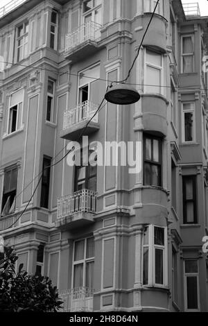 Vue verticale en niveaux de gris de l'extérieur d'un bâtiment Banque D'Images