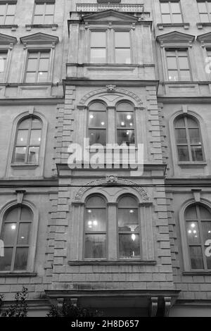 Vue verticale en niveaux de gris de l'extérieur d'un bâtiment Banque D'Images