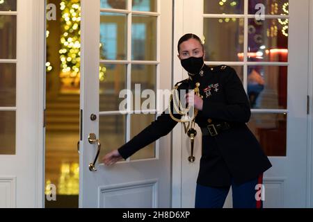 Washington, États-Unis.29 novembre 2021.Une aide sociale maritime tient la porte ouverte à l'entrée est de la Maison Blanche le 29 novembre 2021 à Washington DC.Le thème de cette année pour les décorations de Noël de la Maison Blanche est « les cadeaux du cœur ».Photo de Ken Cedeno/Sipa USA.Credit: SIPA USA/Alay Live News Banque D'Images
