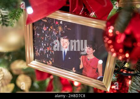 Une photo de l'ancien président des États-Unis John F. Kennedy et de la première dame Jaqueline Kennedy, sont vues sur un arbre de Noël célébrant le ÒGift de la famille, Ó dans la salle à manger de l'État de la Maison Blanche le 29 novembre 2021 à Washington DC.Le thème de cette année pour les décorations de Noël de la Maison Blanche est ÒGifts from the Heart.Ó photo par Ken Cedeno/Sipa USA. Banque D'Images