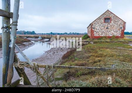 Thornham Old Harbour avec Coal Barn un après-midi de novembre gris Banque D'Images