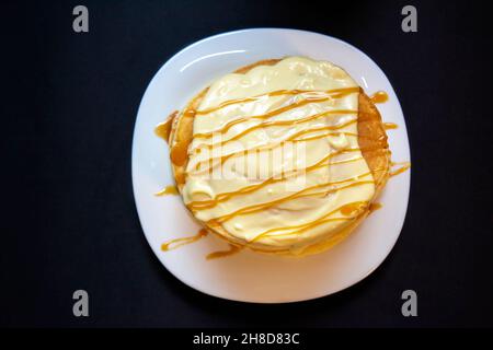 Crêpes sucrées et bouffie au chocolat blanc et au caramel Banque D'Images