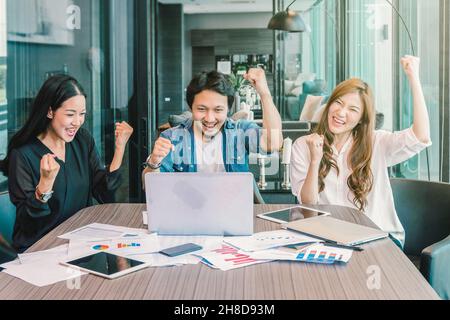 Groupe de personnes AsianBusiness avec combinaison décontractée travaillant avec l'action heureuse et célébrer dans le concept moderne de bureau, le groupe d'affaires de personnes Banque D'Images