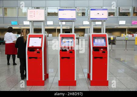 FRANCFORT, ALLEMAGNE - 6 DÉCEMBRE 2016 : les passagers visitent le terminal 2 de l'aéroport international de Francfort en Allemagne. C'est l'aéroport le plus achalandé de Ger Banque D'Images