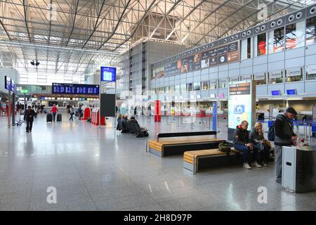 FRANCFORT, ALLEMAGNE - 6 DÉCEMBRE 2016 : les passagers visitent le terminal 2 de l'aéroport international de Francfort en Allemagne. C'est l'aéroport le plus achalandé de Ger Banque D'Images