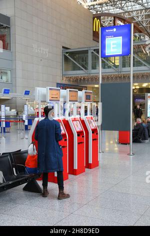FRANCFORT, ALLEMAGNE - 6 DÉCEMBRE 2016 : les passagers visitent le terminal 2 de l'aéroport international de Francfort en Allemagne. C'est l'aéroport le plus achalandé de Ger Banque D'Images