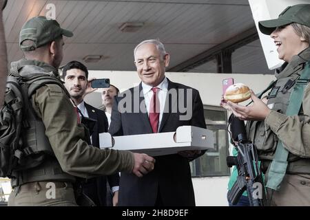 Ofer Checkpoint, Israël.29 novembre 2021.L'ancien Premier ministre BENJAMIN NETANYAHU distribue Sufganiot, des beignets traditionnels de Hanukkah, aux soldats et aux policiers qui servent au point de contrôle de l'Ofer sur la route 443 à Jérusalem.Crédit : NIR Amon/Alamy Live News Banque D'Images