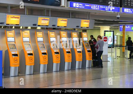 FRANCFORT, ALLEMAGNE - 6 DÉCEMBRE 2016 : les passagers visitent le terminal 1 de l'aéroport international de Francfort en Allemagne. C'est l'aéroport le plus achalandé de Ger Banque D'Images