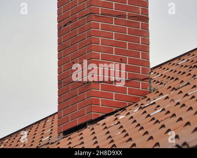 Cheminée en briques sur le toit moderne de la maison contemporaine Banque D'Images