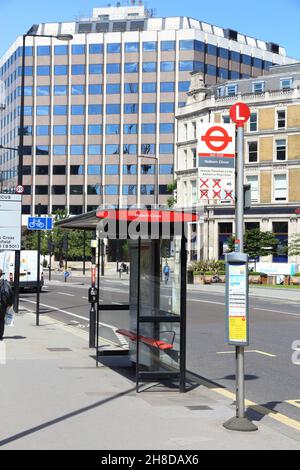 LONDRES, Royaume-Uni - 6 JUILLET 2016 : panneau d'arrêt de bus à Holborn Circus, Londres, Royaume-Uni.Il y a 19,000 arrêts de bus à Londres. Banque D'Images