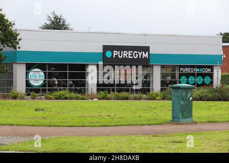 SHEFFIELD, Royaume-Uni - 10 JUILLET 2016 : club de fitness et gymnase de marque Puregym à Sheffield, Yorkshire, Royaume-Uni.Puregym compte plus de 250 sites au Royaume-Uni. Banque D'Images