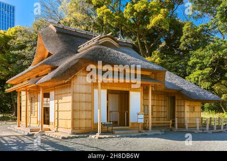 tokyo, japon - avril 09 2021 : salon de thé japonais Taka-no-Ochaya ou Hawk Teahouse utilisé par les shoguns pour la fauconnerie et fabriqué avec un métho de toiture traditionnel Banque D'Images