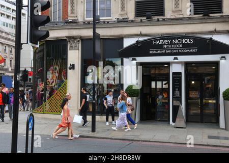 LONDRES, Royaume-Uni - 9 JUILLET 2016 : magasin phare de Harvey Nichols à Knightsbridge, Londres. Harvey Nichols est une chaîne de grand magasin britannique de luxe. Banque D'Images