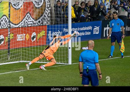 Le gardien de l'Union de Philadelphie Andre Blake effectue un sauvetage de plongée pendant les coups de penalty - Nashville SC a été arrêté initialement par le gardien Blake deux fois et a raté le filet sur leur prochain crédit photo de deux chances : Don Mennig / Alamy News Banque D'Images