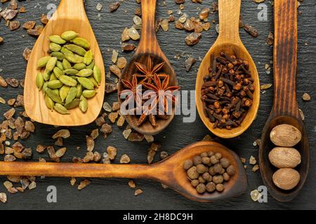 Sélection d'épices sur une table en bois sombre.Concept de cuisine alimentaire ou épicée, alimentation saine de fond. Banque D'Images