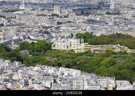 Paris, France - vue aérienne sur la ville avec le Palais du Luxembourg, les jardins et notre-Dame en arrière-plan. Banque D'Images