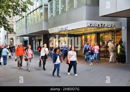 BERLIN, ALLEMAGNE - 27 AOÛT 2014 : les gens visitent le grand magasin Karstadt à la célèbre avenue Kurfürstendamm (Ku'Damm) à Berlin.Berlin est le lar allemand Banque D'Images