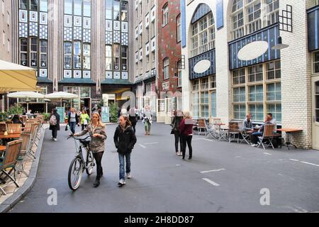 BERLIN, ALLEMAGNE - 27 août 2014 : Les gens visiter le vieux Hackesche Hofe à Berlin. Le complexe de l'architecture art nouveau datant de 1906. Banque D'Images